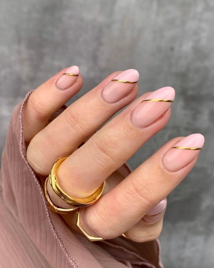 Short Oval Nails With Minimalist Gold Lines Short Oval Nails With Minimalist Gold Lines — Trendy Bride Nail