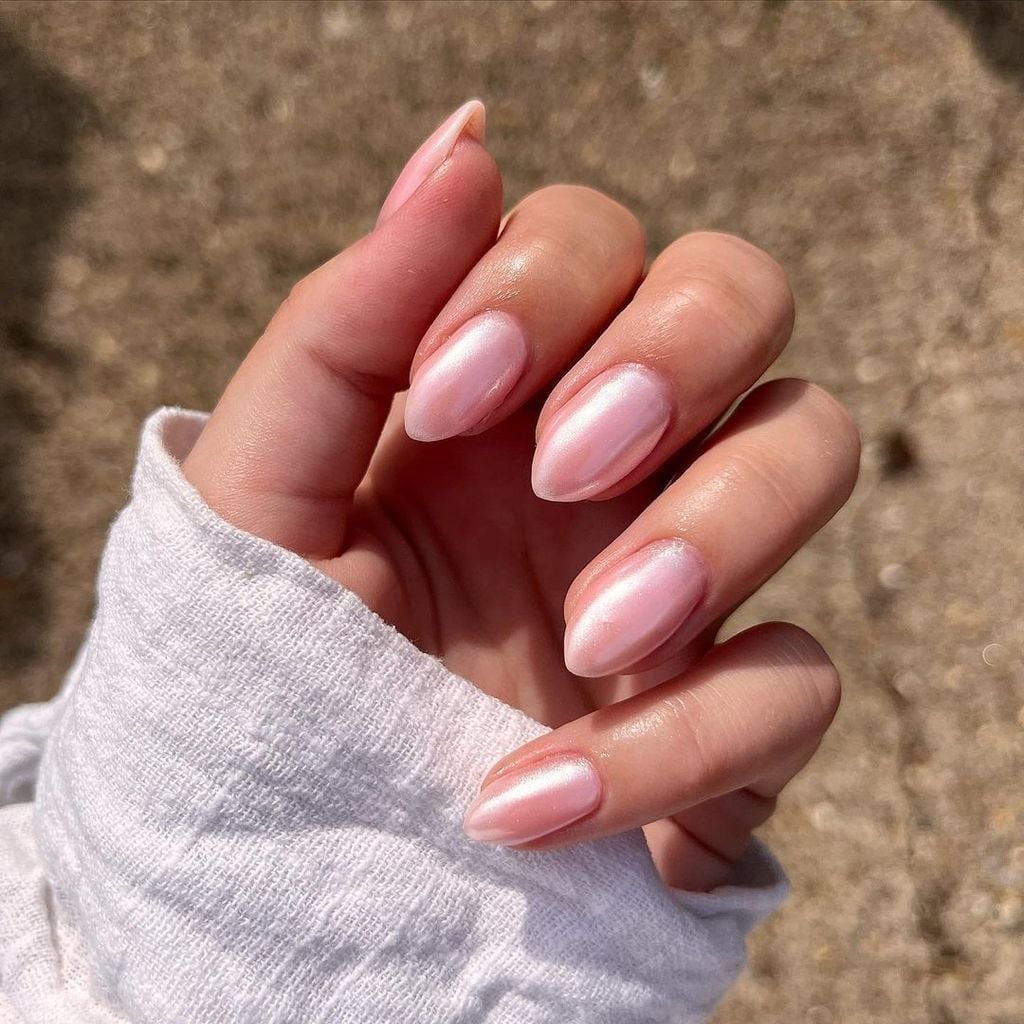 Short Almond Milky Chrome Shimmer, Close-Up Take Short Almond Milky Chrome Shimmer, Close-Up Take — Trendy Bridesmaid Nails