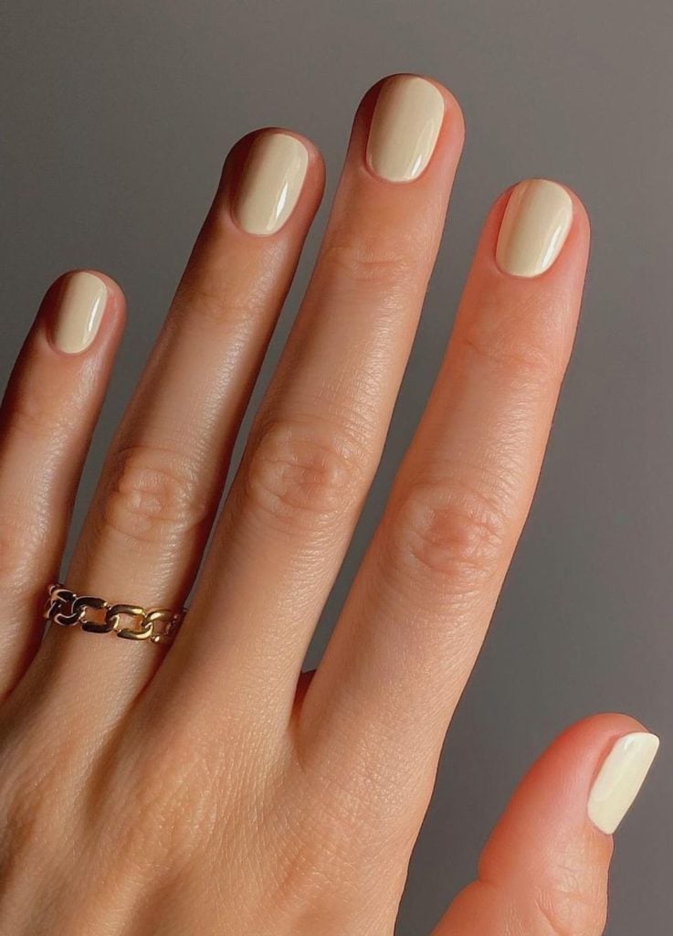 Pale Creamy Yellow Short Oval Nails Pale Creamy Yellow Short Oval Nails — Trendy Bridesmaid Nails