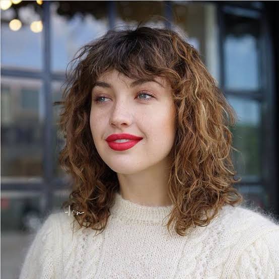 Shoulder Waves With Curtain Bangs — Trendy Brown Curly Hair