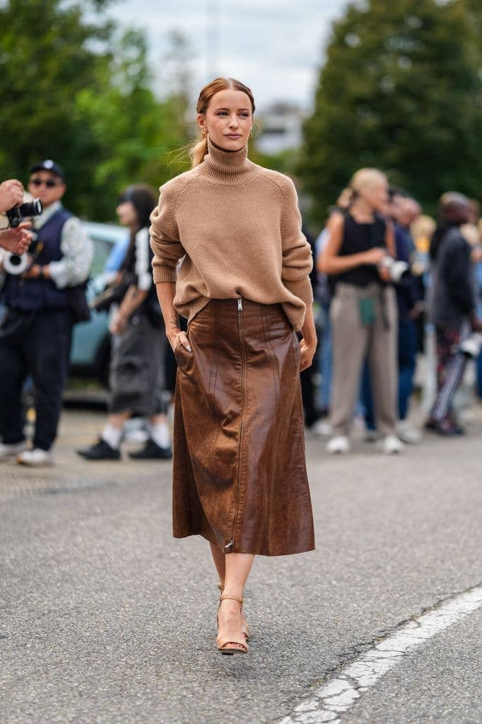 Midi Skirt with Turtleneck and Sandals, Close-Up Take Midi Skirt with Turtleneck and Sandals, Close-Up Take — Trendy Brown Leather Skirt Outfit