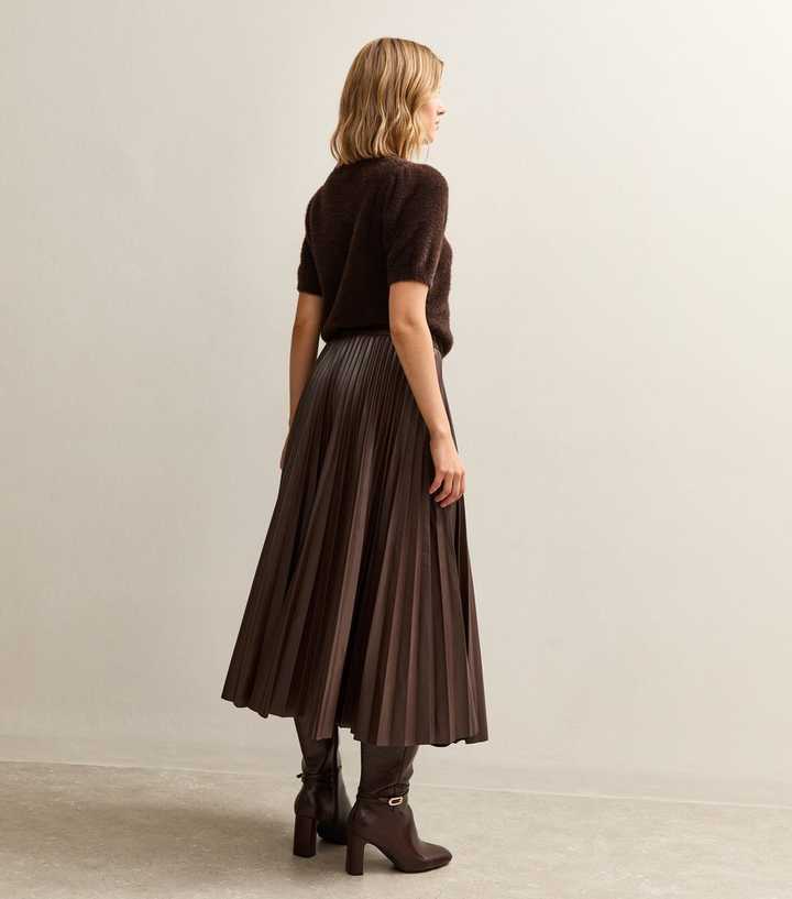 Pleated Midi Skirt with Fuzzy Sweater and Knee-High Boots Pleated Midi Skirt with Fuzzy Sweater and Knee-High Boots — Trendy Brown Leather Skirt Outfit