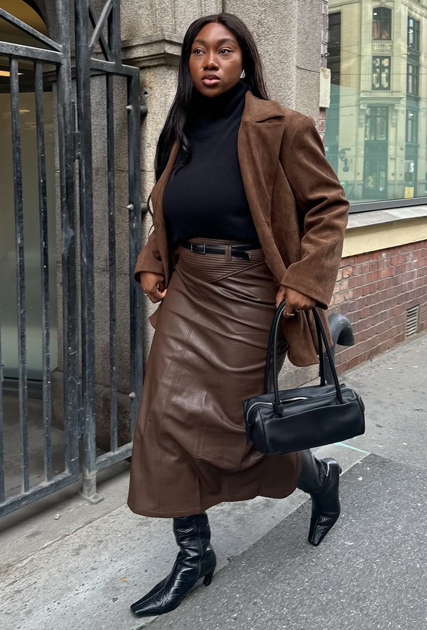 Casual Midi Skirt with Blazer and Turtleneck Casual Midi Skirt with Blazer and Turtleneck — Trendy Brown Leather Skirt Outfit