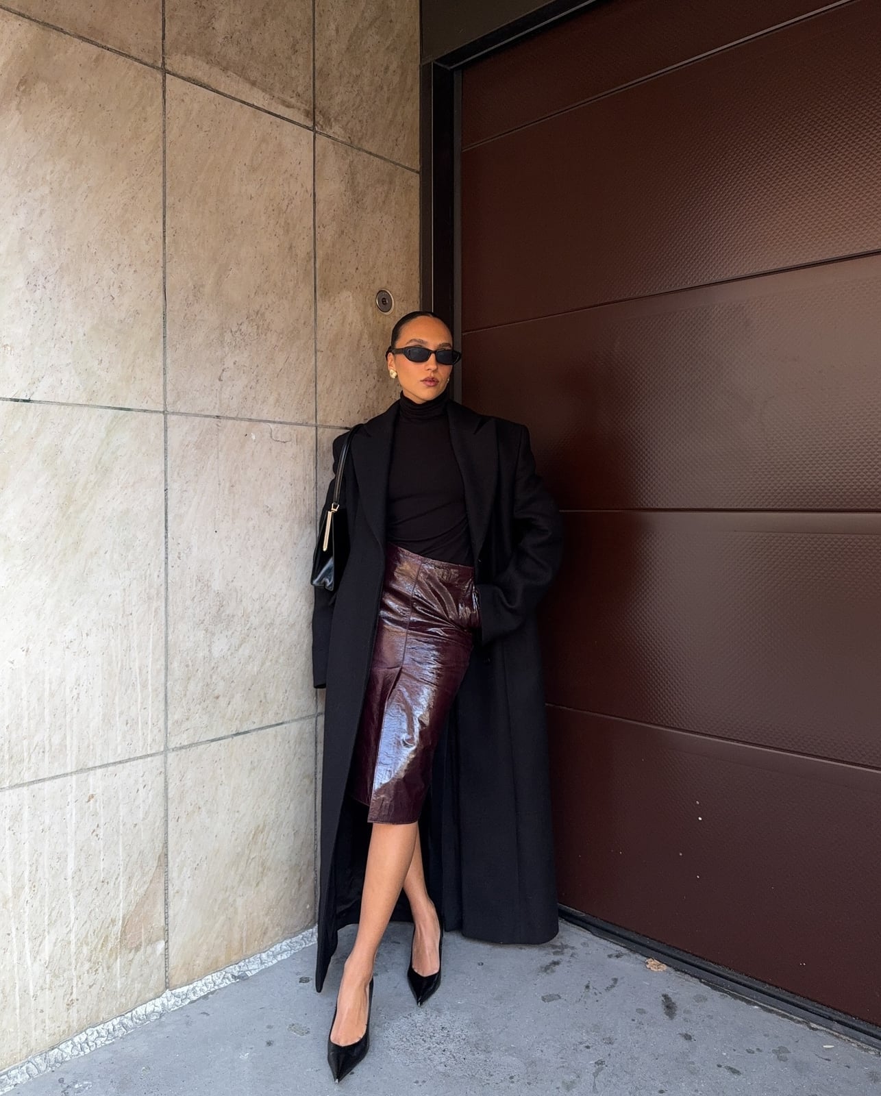 Glossy Pencil Skirt with Long Coat for Evening Glossy Pencil Skirt with Long Coat for Evening — Trendy Brown Leather Skirt Outfit