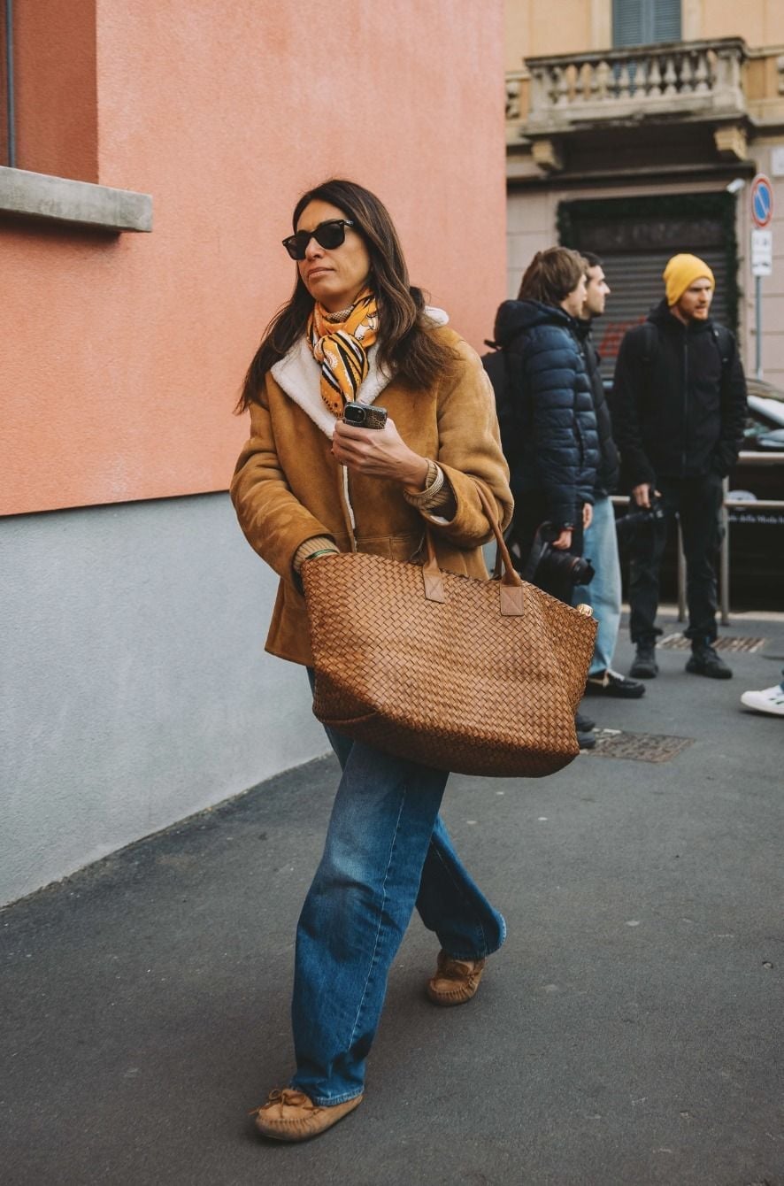 Moccasin Loafers With Shearling Jacket and Jeans Moccasin Loafers With Shearling Jacket and Jeans — Trendy Brown Loafers Outfit