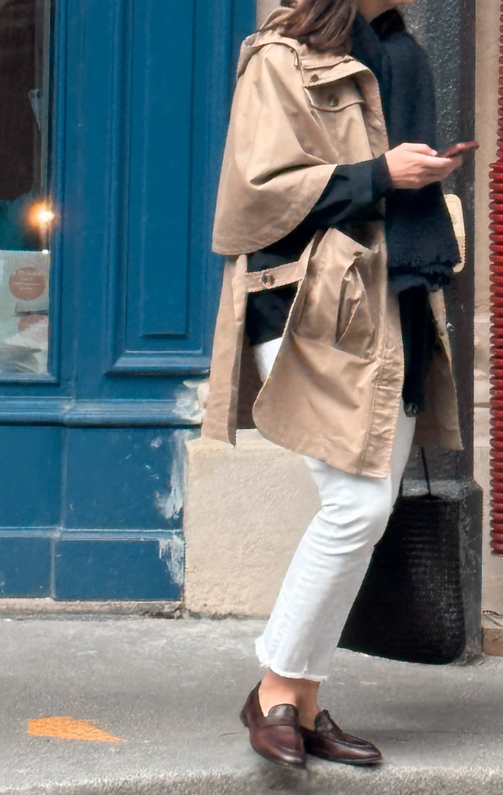 Penny Loafers With Trench Coat and Black Top Penny Loafers With Trench Coat and Black Top — Trendy Brown Loafers Outfit