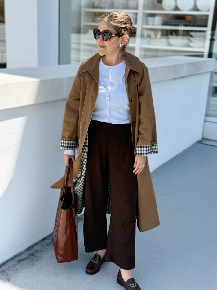 Brown Loafers With Trench Coat and Wide-Leg Trousers Brown Loafers With Trench Coat and Wide-Leg Trousers — Trendy Brown Loafers Outfit