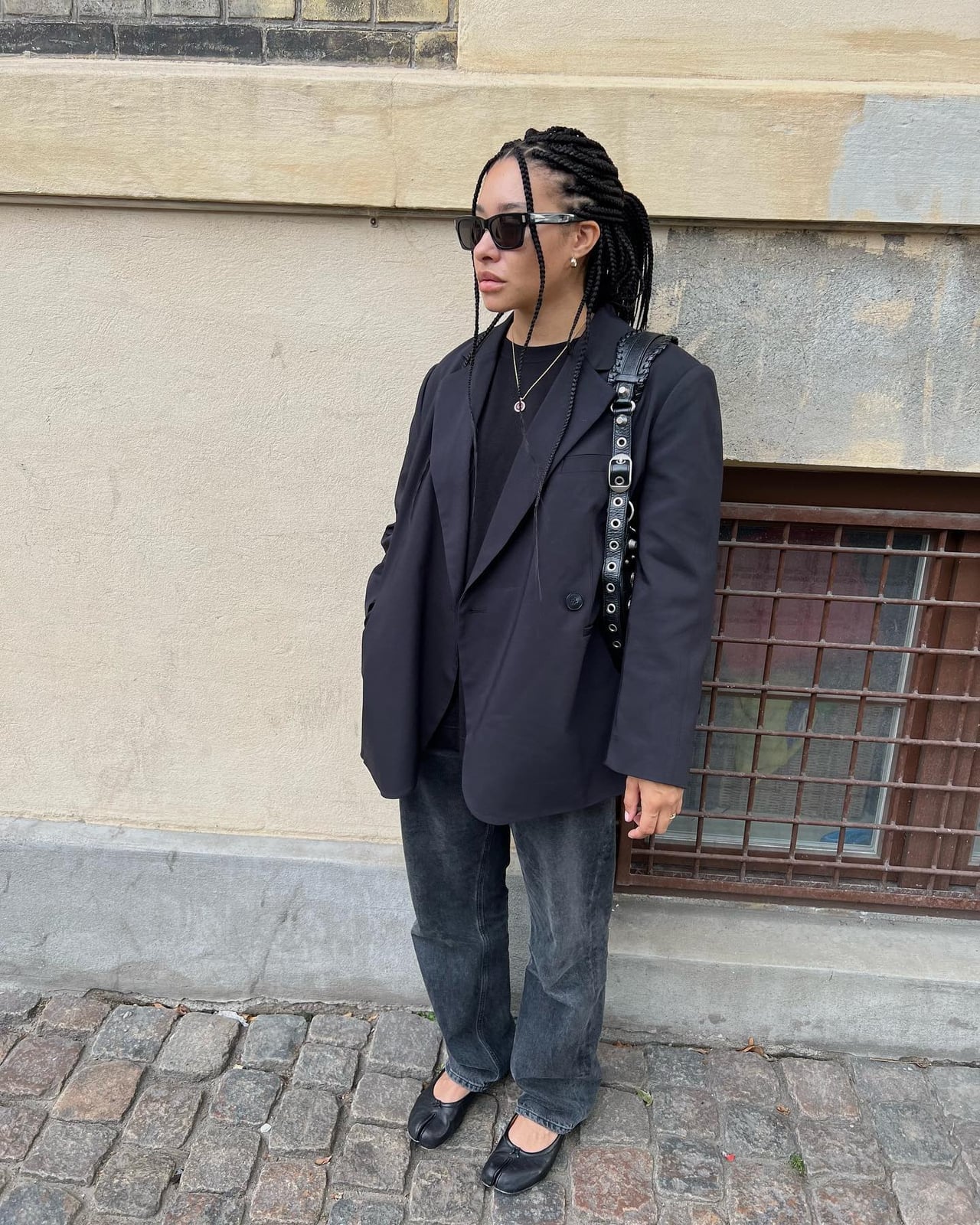 Oversized Black Blazer Over T-Shirt and Gray Jeans — Trendy Business Casual Outfits Black Women