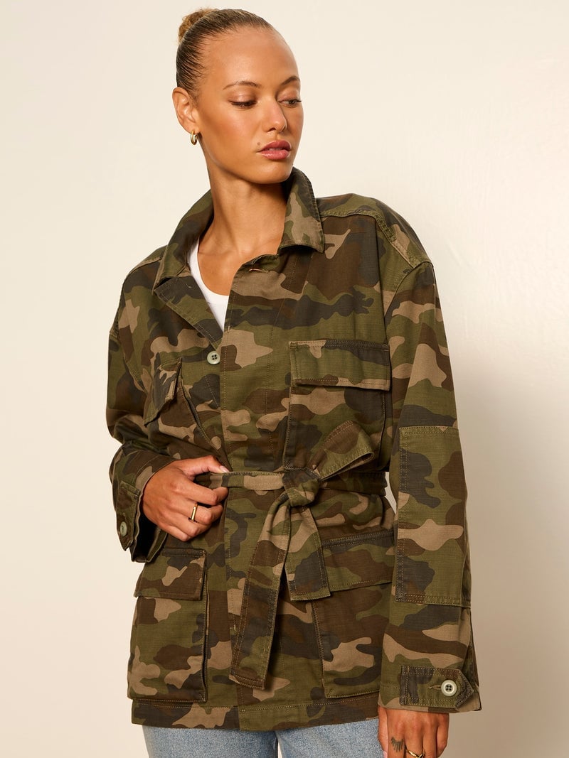 Oversized Camouflage Utility Jacket with White T-Shirt Oversized Camouflage Utility Jacket with White T-Shirt — Trendy Camo Outfits