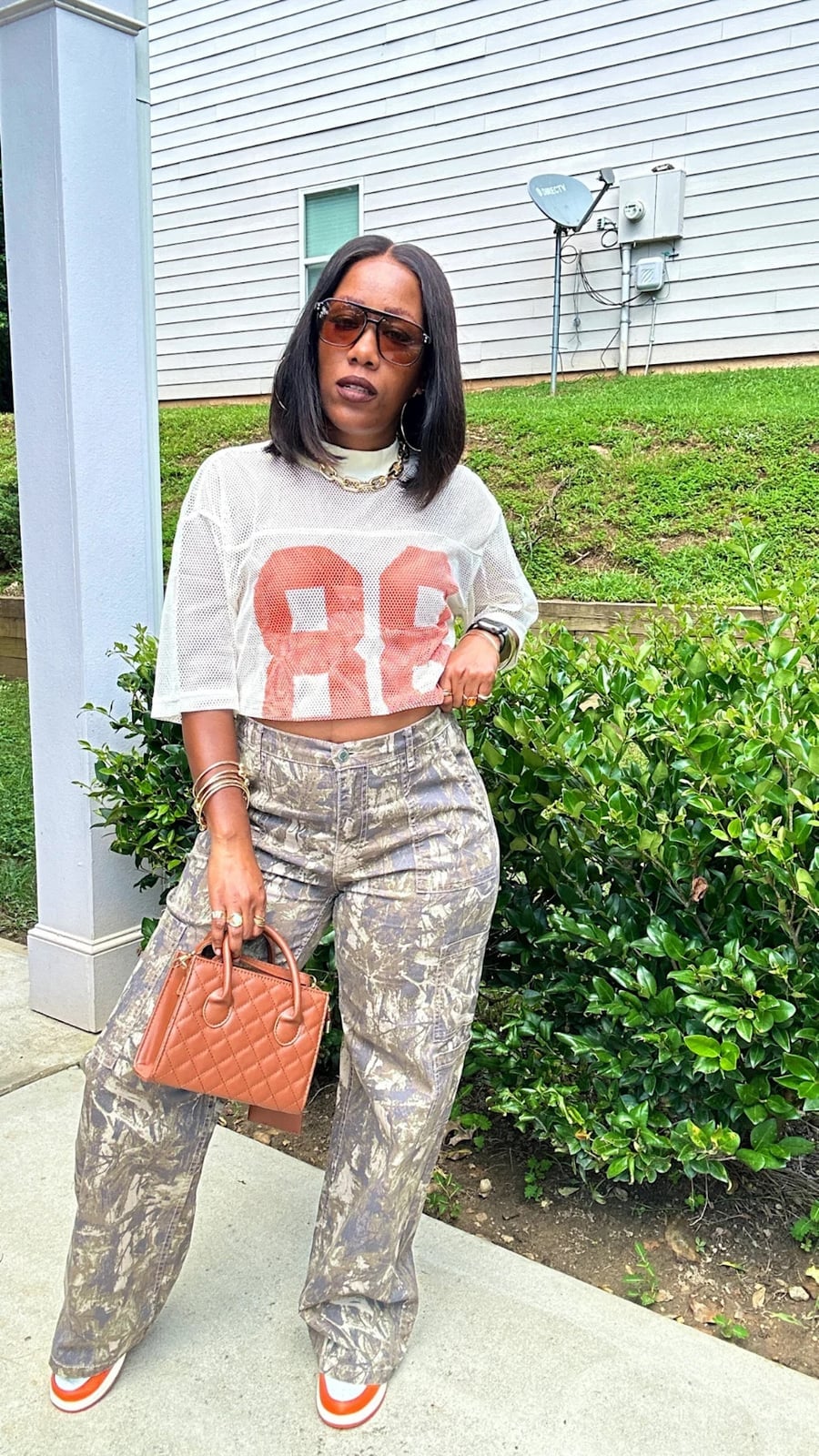 Wide-leg Camo Pants with Mesh Jersey and Orange Sneakers Wide-leg Camo Pants with Mesh Jersey and Orange Sneakers — Trendy Camo Outfits