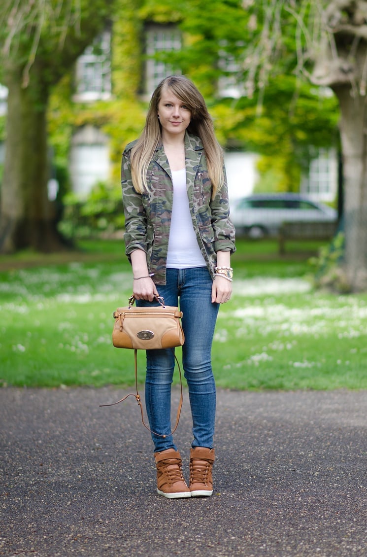 Camo Print Jacket Over White Tank and Skinny Jeans Camo Print Jacket Over White Tank and Skinny Jeans — Trendy Camo Outfits