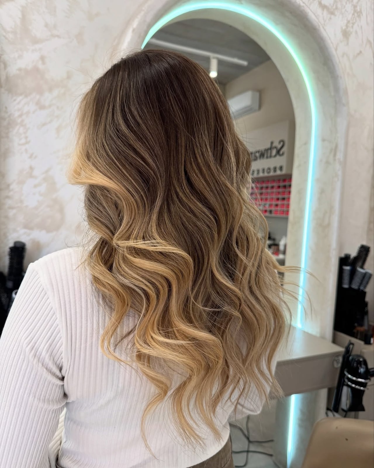Mid-Back Dark Brown Fading To Caramel Blonde Ombre With Loose Waves Mid-Back Dark Brown Fading To Caramel Blonde Ombre With Loose Waves — Trendy Caramel Hair Color