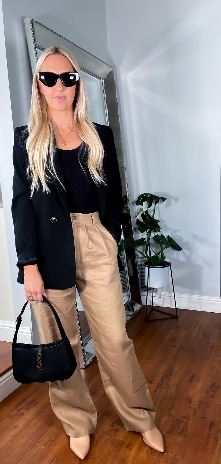 Oversized Black Blazer with Beige Wide-Leg Trousers Oversized Black Blazer with Beige Wide-Leg Trousers — Trendy Casual Church Outfit