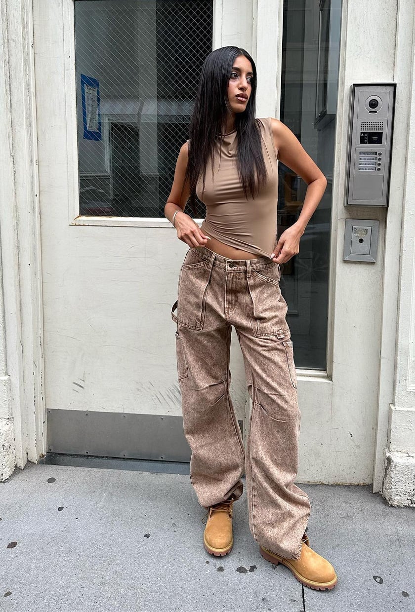 Sleeveless Tan Top with Oversized Acid-Wash Cargo Pants Sleeveless Tan Top with Oversized Acid-Wash Cargo Pants — Trendy Casual Concert Outfit