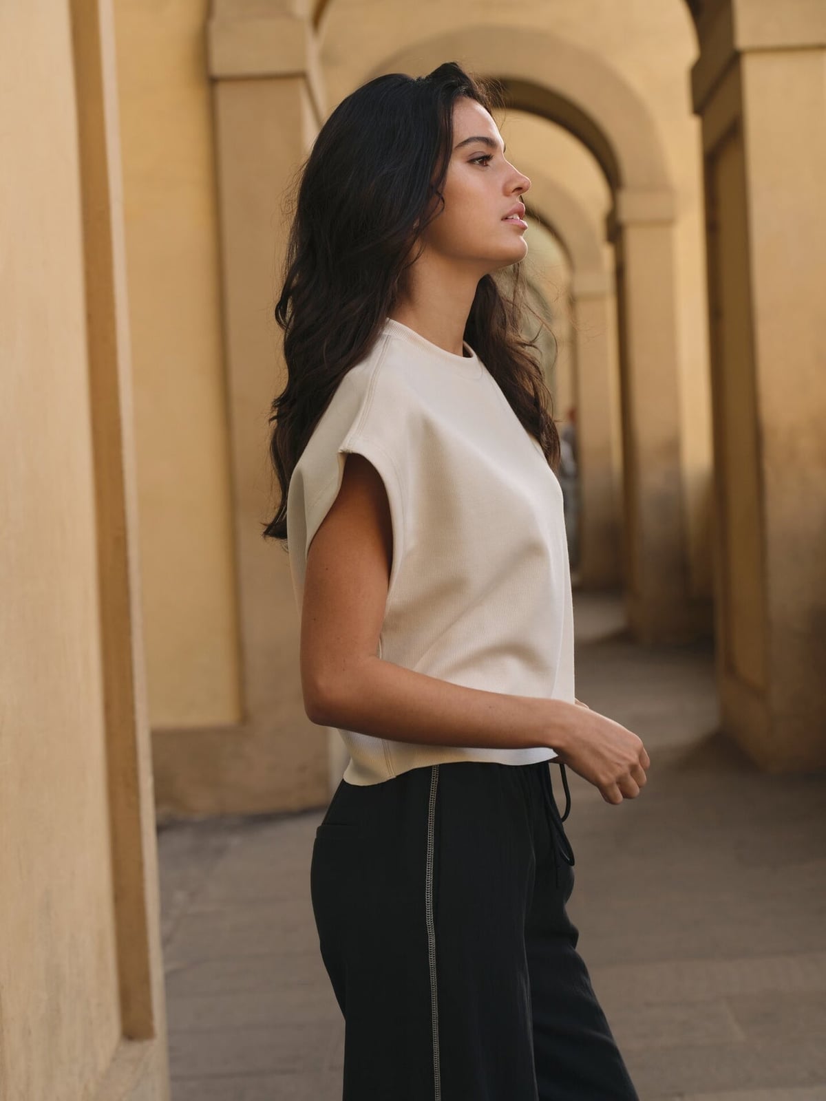 Cream Top with Wide-Leg Black Trousers and Relaxed Fit Cream Top with Wide-Leg Black Trousers and Relaxed Fit — Trendy Casual Dinner Outfit