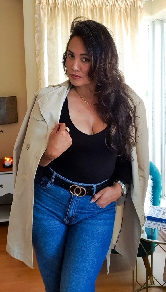 Beige Trench Coat Draped Over Jeans and V-neck Top Beige Trench Coat Draped Over Jeans and V-neck Top — Trendy Casual Dinner Outfit