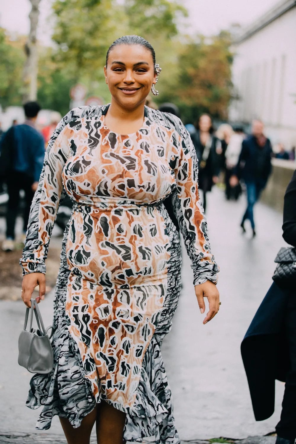 Abstract Print Long-Sleeve Dress Party Casual Look — Trendy Casual Party Outfit