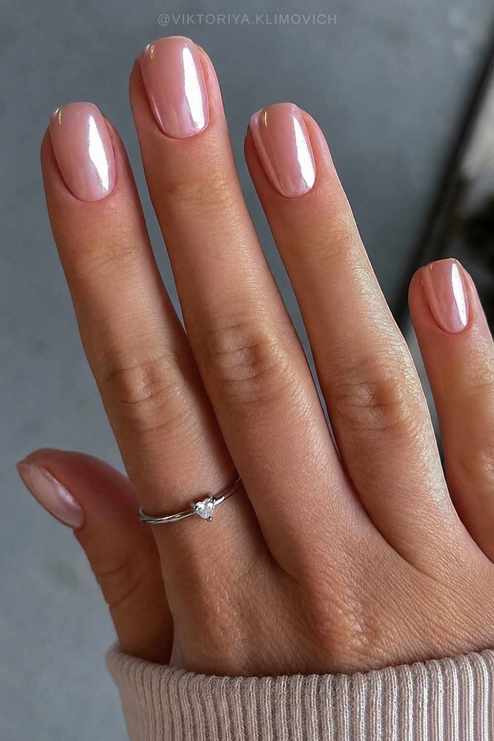 Pale Pink Nude Shimmer Short Oval Nails, Close-Up Take — Trendy Clean Girl Nails