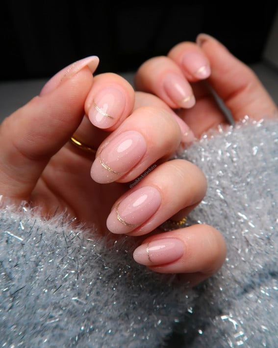 Delicate Gold Lines Short Oval Nails — Trendy Clean Girl Nails