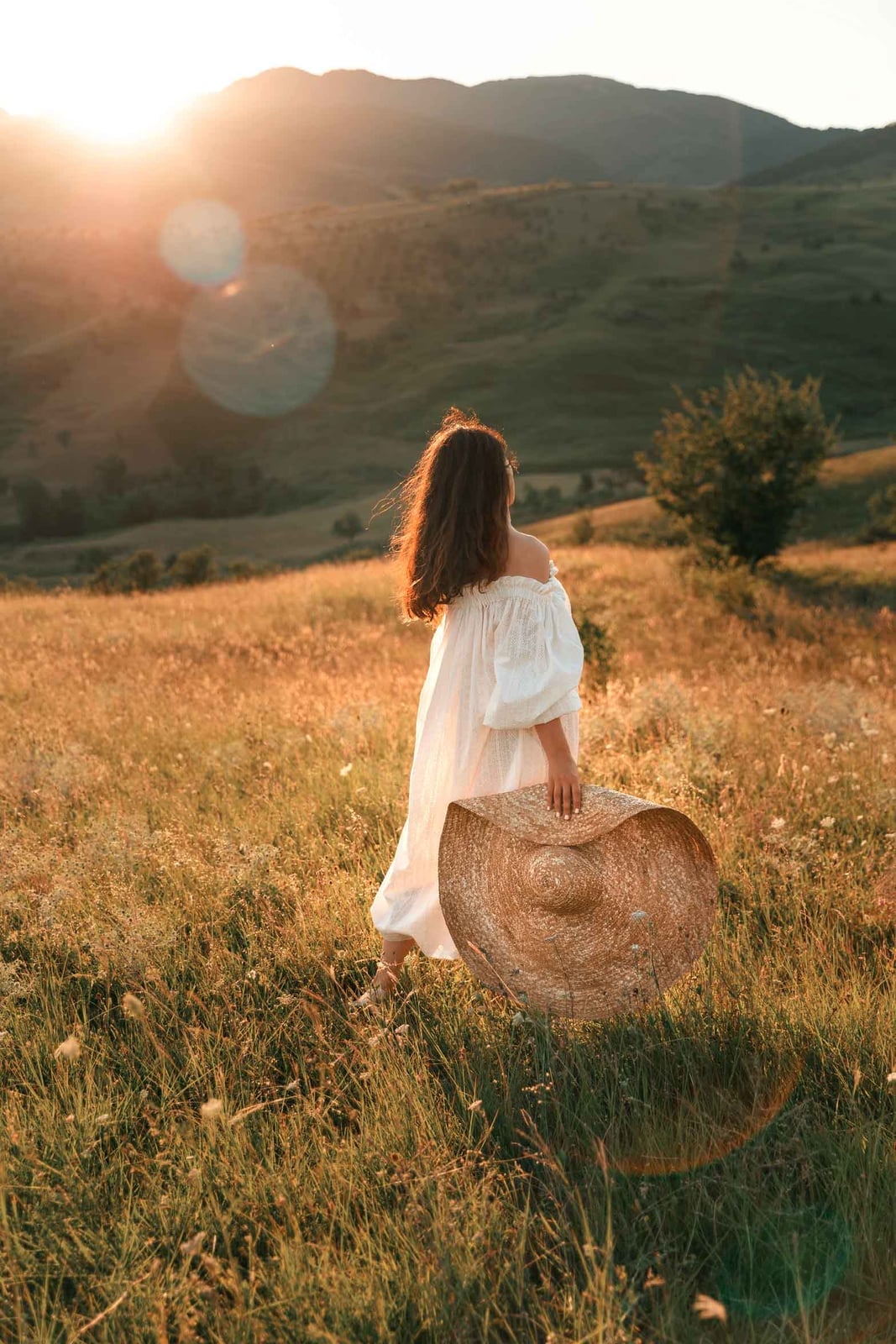 White Off-The-Shoulder Midi Dress with Large Straw Hat White Off-The-Shoulder Midi Dress with Large Straw Hat — Trendy Cottagecore Outfits