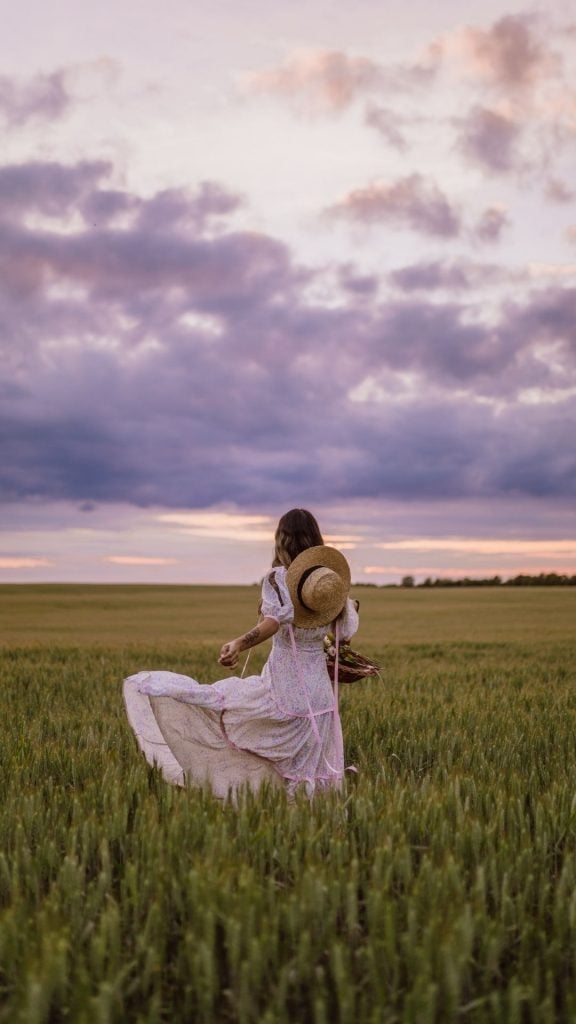 Pale Pink Floral Prairie Dress with Straw Hat and Basket Pale Pink Floral Prairie Dress with Straw Hat and Basket — Trendy Cottagecore Outfits