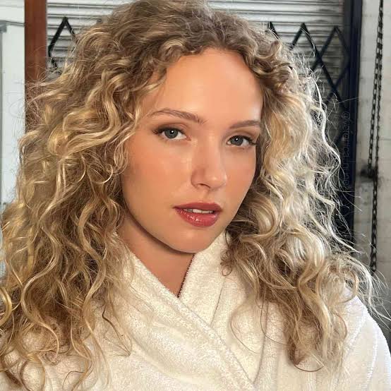 Collarbone Length Layers With Curtain Bangs and Side Parting Collarbone Length Layers With Curtain Bangs and Side Parting — Trendy Curly Hair Natural