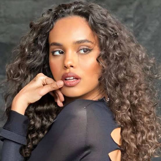 Mid-Back Length Layers With Balayage and Middle Parting Mid-Back Length Layers With Balayage and Middle Parting — Trendy Curly Hair Natural