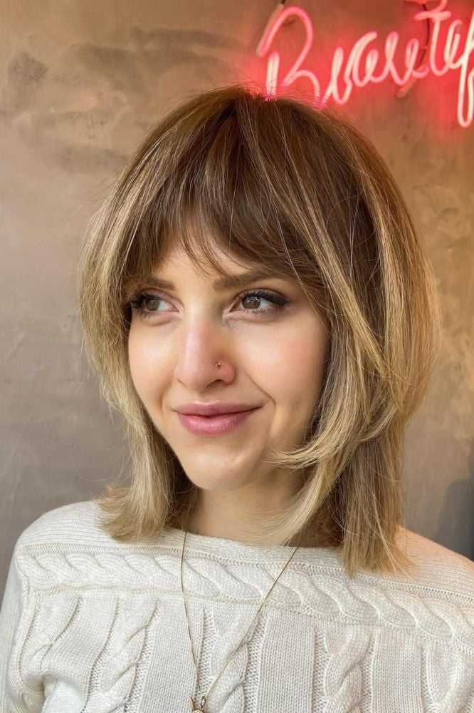 Collarbone Medium Shag With Blonde Highlights And Curtain Bangs Collarbone Medium Shag With Blonde Highlights And Curtain Bangs — Trendy Cutting Bangs