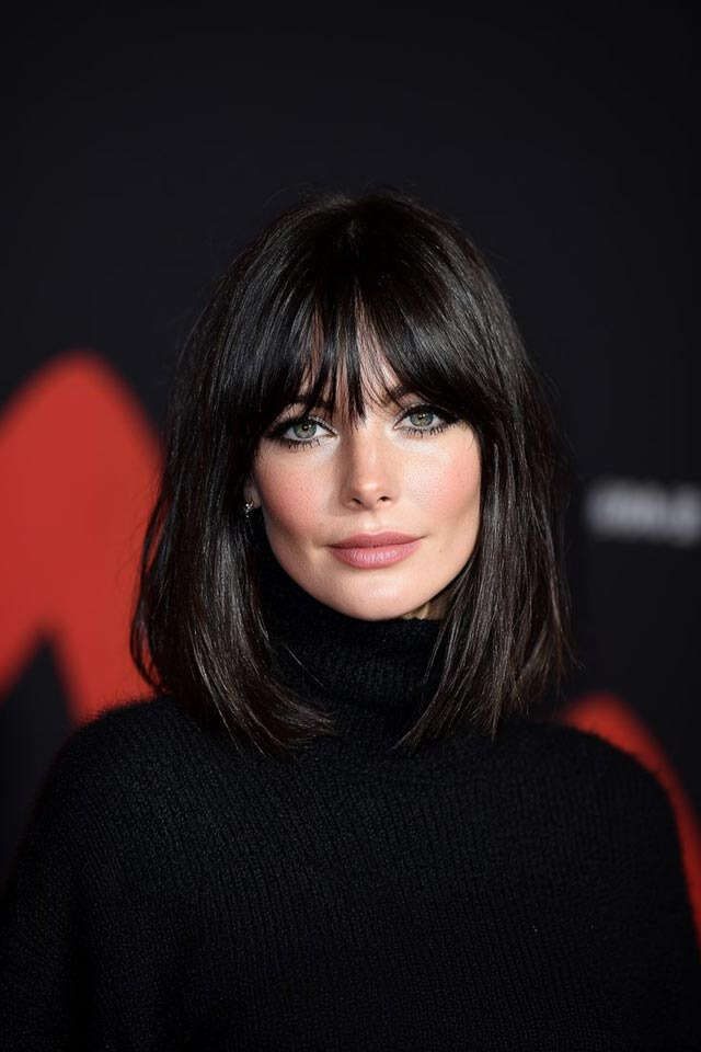 Chin Length Bob With Blunt Fringe And Dark Brown Color Chin Length Bob With Blunt Fringe And Dark Brown Color — Trendy Cutting Bangs