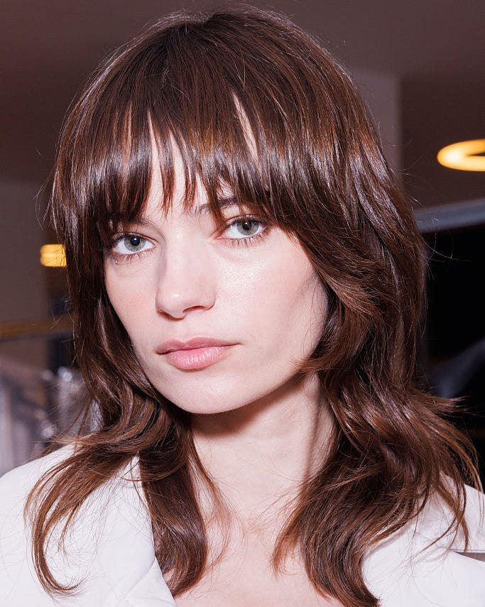 Collarbone Butterfly Cut With Curtain Bangs And Subtle Highlights Collarbone Butterfly Cut With Curtain Bangs And Subtle Highlights — Trendy Cutting Bangs