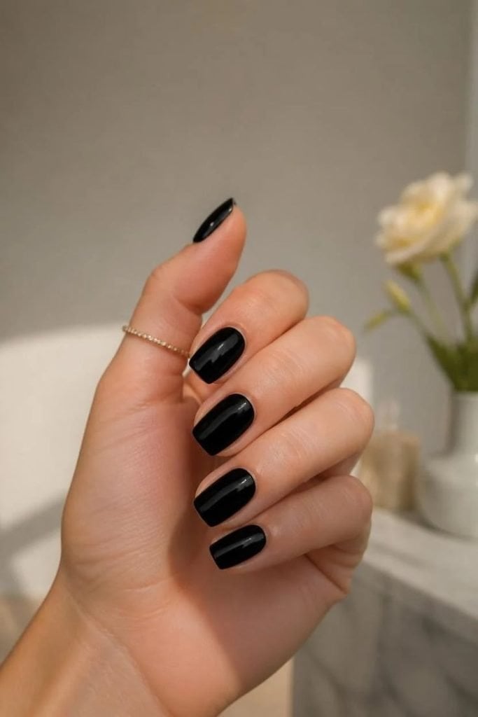 Glossy Black Short Square Nails, квадрат Glossy Black Short Square Nails, квадрат — Trendy Dark Nails