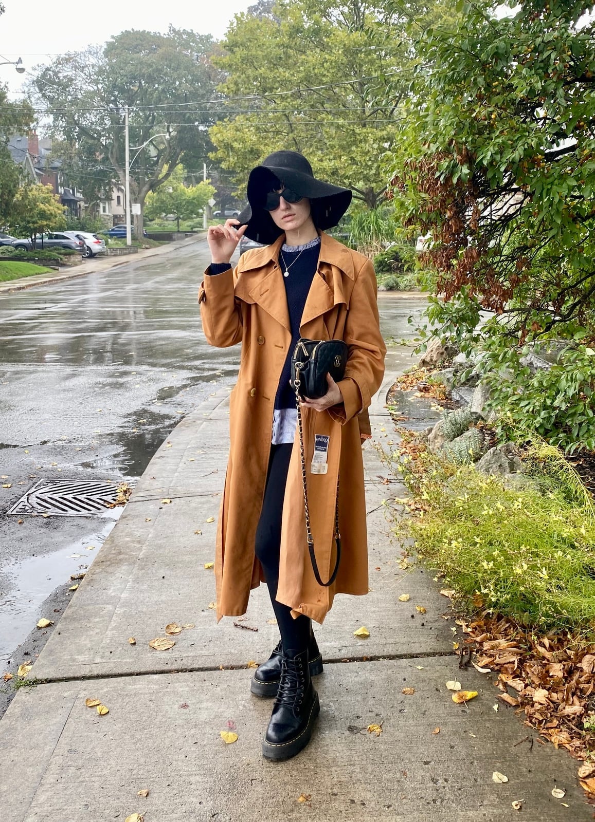 Chunky Platform Boots With Trench Coat And Leggings — Trendy Doc Martens Outfits