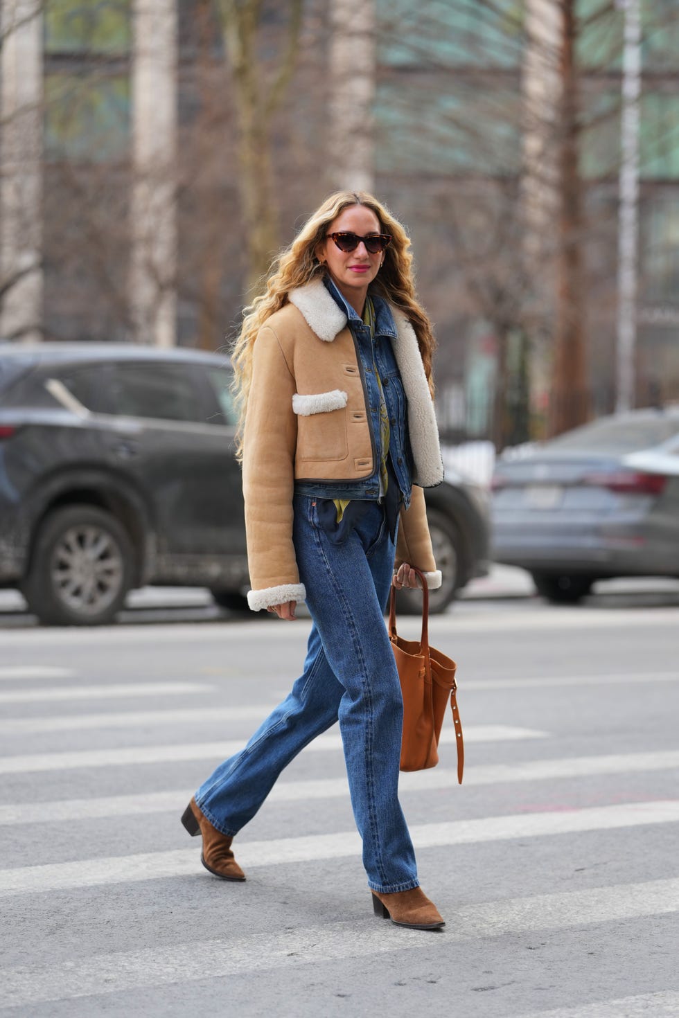 Shearling Jacket and Denim Layers Shearling Jacket and Denim Layers — Trendy Downtown Girl Outfits