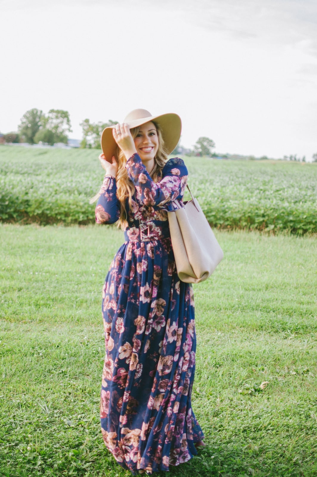Navy Blue Floral Maxi Dress with Wide-Brim Hat Navy Blue Floral Maxi Dress with Wide-Brim Hat — Trendy Engagement Photos Outfits