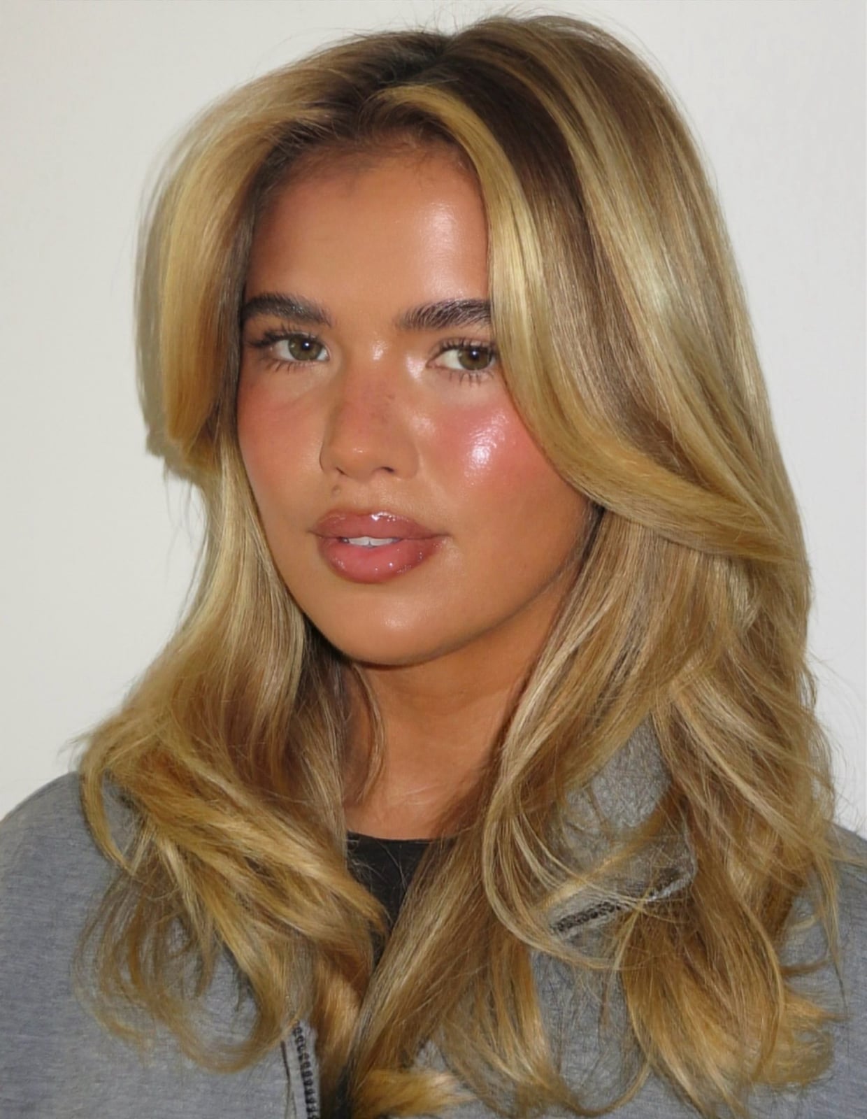 Mid-Back Blonde Balayage With Curtain Bangs Mid-Back Blonde Balayage With Curtain Bangs — Trendy Extensions Hair