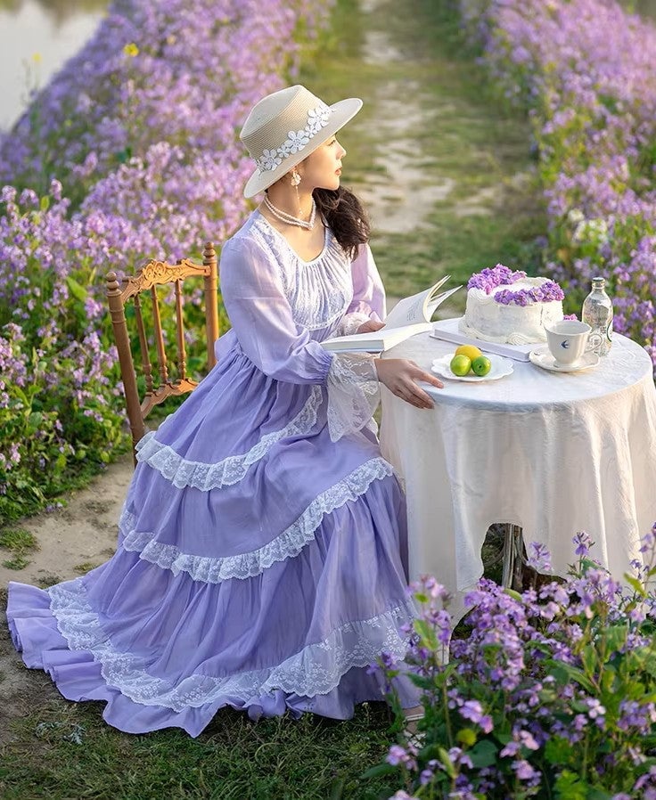Lavender Tiered Dress With Straw Hat, Close-Up Take Lavender Tiered Dress With Straw Hat, Close-Up Take — Trendy Fairycore Outfits