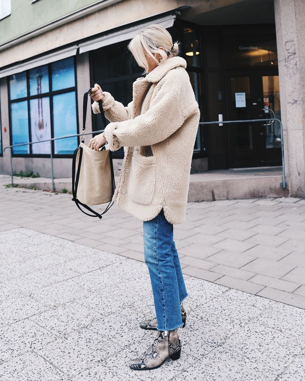 Cream Sherpa Jacket with Jeans and Bucket Bag Cream Sherpa Jacket with Jeans and Bucket Bag — Trendy Fleece Outfits