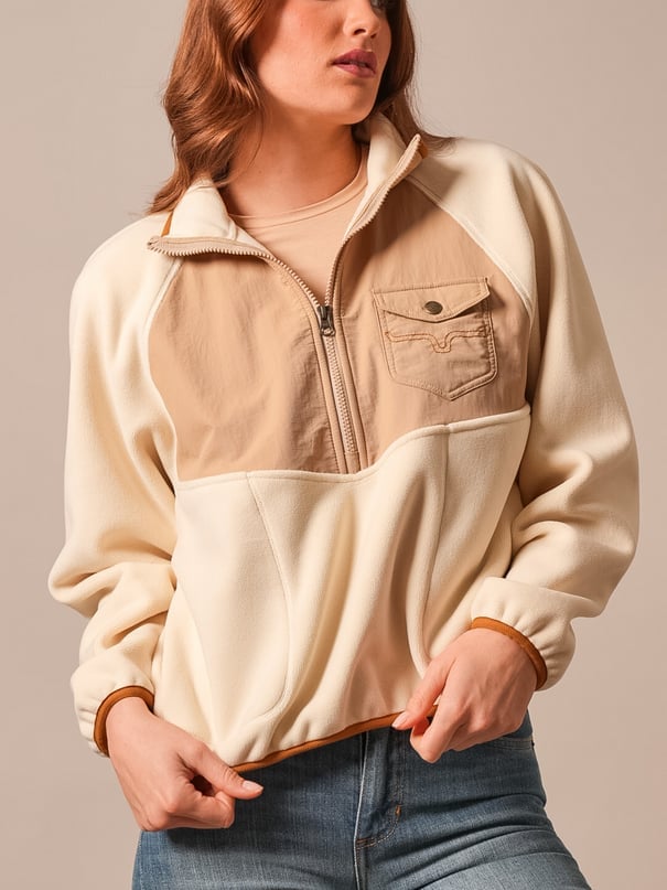 Colorblock Fleece Pullover with Beige T-Shirt Colorblock Fleece Pullover with Beige T-Shirt — Trendy Fleece Outfits