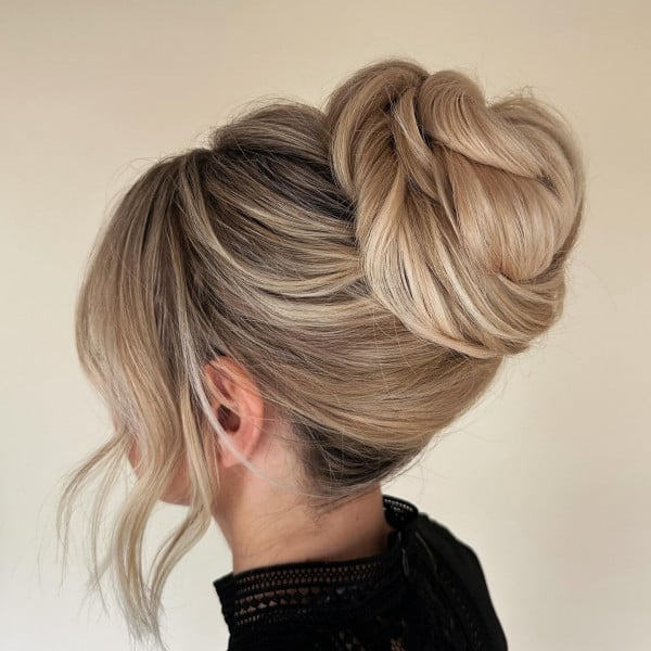Voluminous Blonde High Bun With Root Shadow Voluminous Blonde High Bun With Root Shadow — Trendy Formal Updos