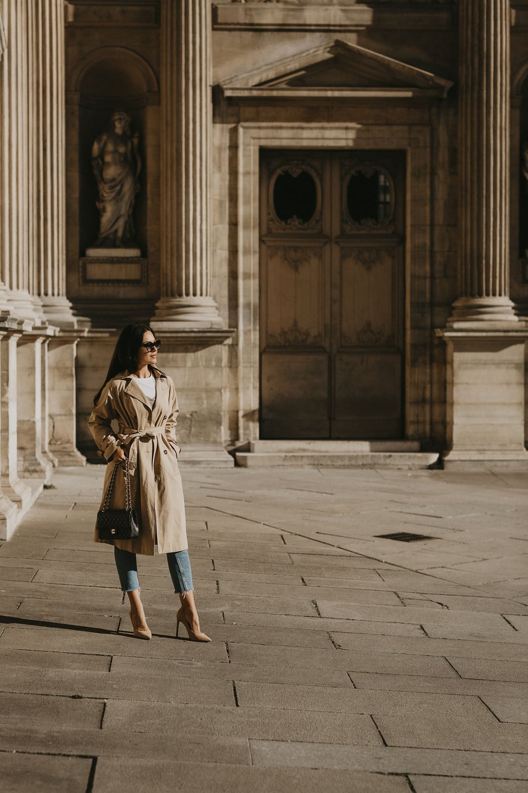 Beige Trench Coat with White T-Shirt and Jeans Beige Trench Coat with White T-Shirt and Jeans — Trendy French Style