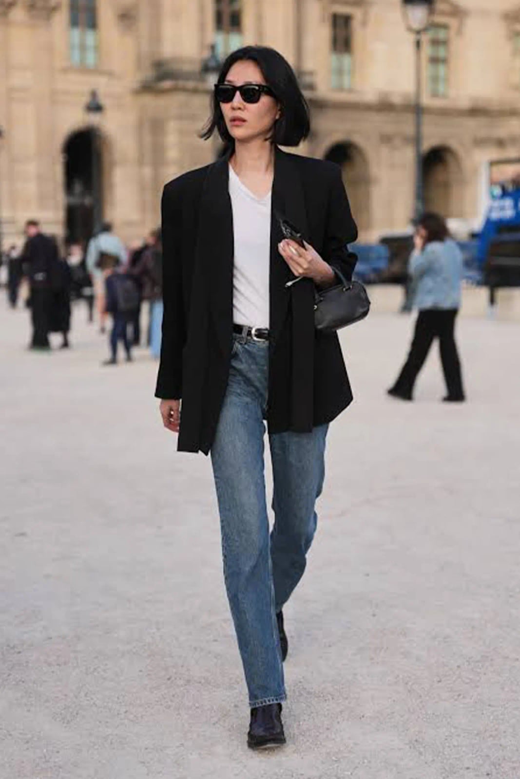 Oversized Blazer with Jeans and T-Shirt Oversized Blazer with Jeans and T-Shirt — Trendy French Style
