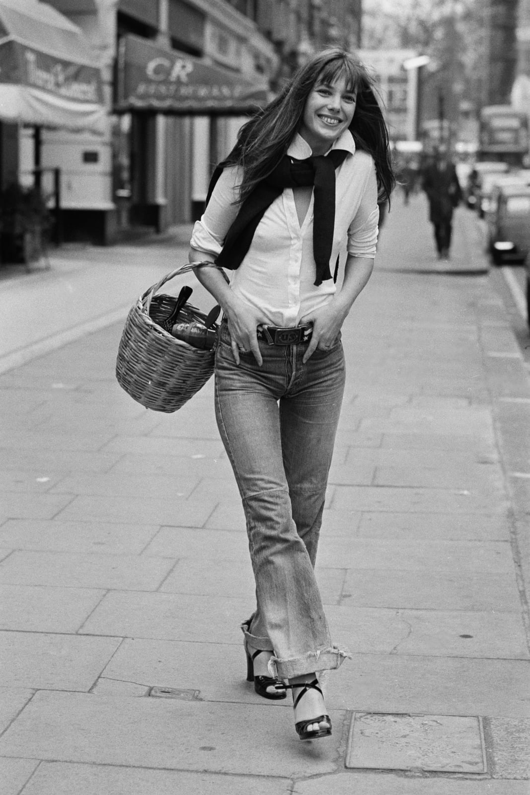Iconic 70s Flared Jeans and Sweater Iconic 70s Flared Jeans and Sweater — Trendy French Style
