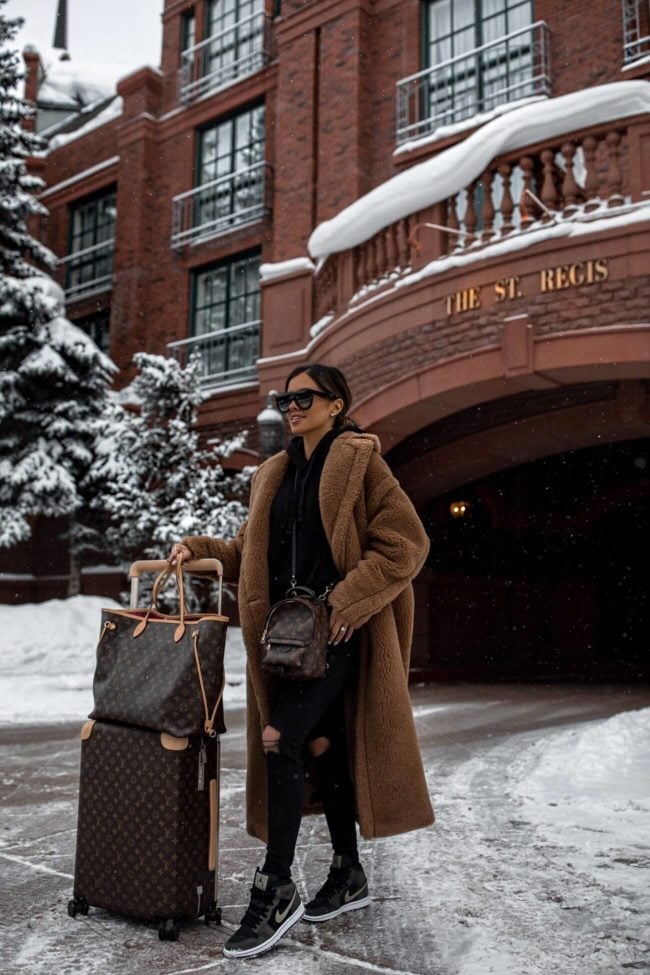 Brown Teddy Coat With Hoodie And Jeans — Trendy Fur Outfits