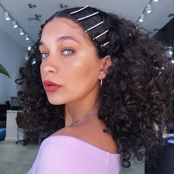 Collarbone Loose Waves With Hair Clips Collarbone Loose Waves With Hair Clips — Trendy Going Out Hairstyles