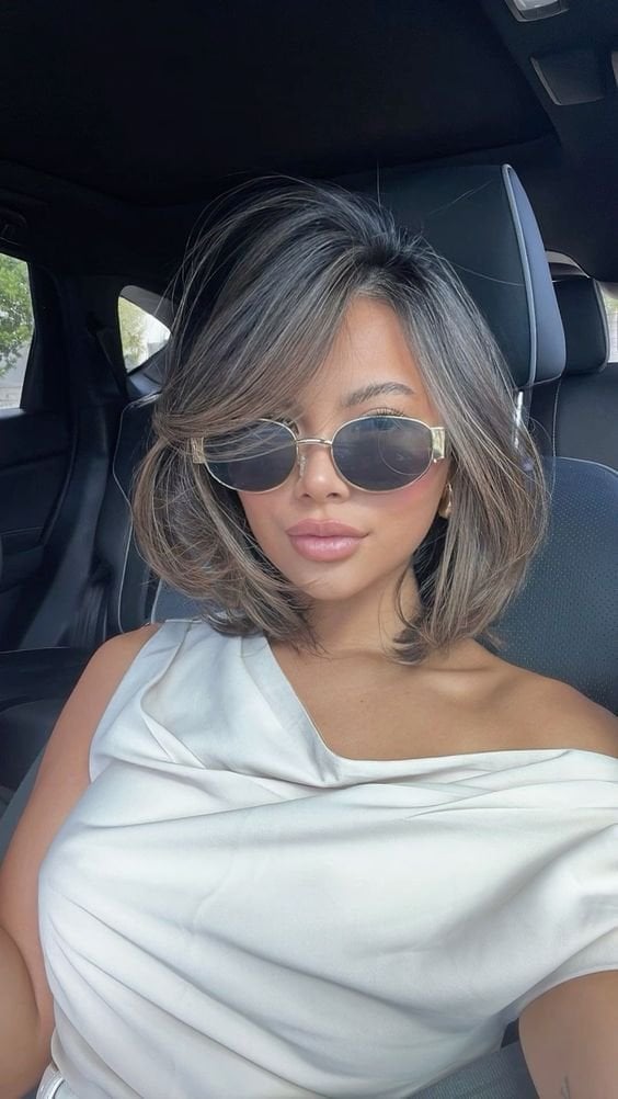 Voluminous Chin Bob With Side-Swept Fringe Voluminous Chin Bob With Side-Swept Fringe — Trendy Going Out Hairstyles