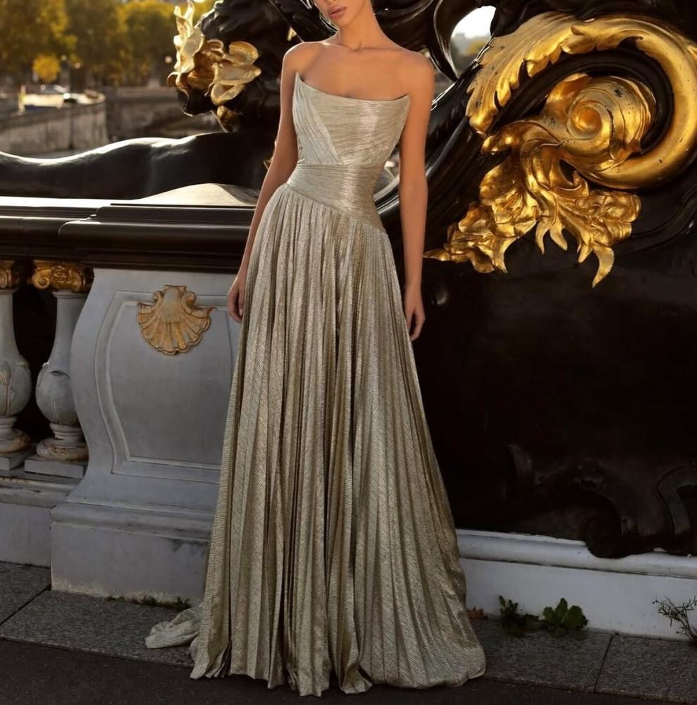 Strapless Gold Gown With Pleated Metallic Fabric Strapless Gold Gown With Pleated Metallic Fabric — Trendy Gold Outfits