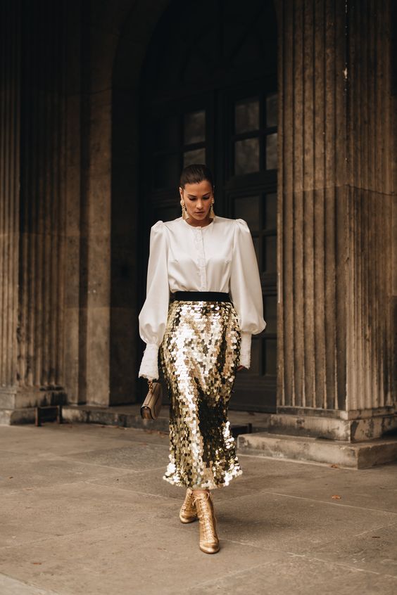 Sequined Gold Pencil Skirt With Voluminous Blouse, Close-Up Take Sequined Gold Pencil Skirt With Voluminous Blouse, Close-Up Take — Trendy Gold Outfits
