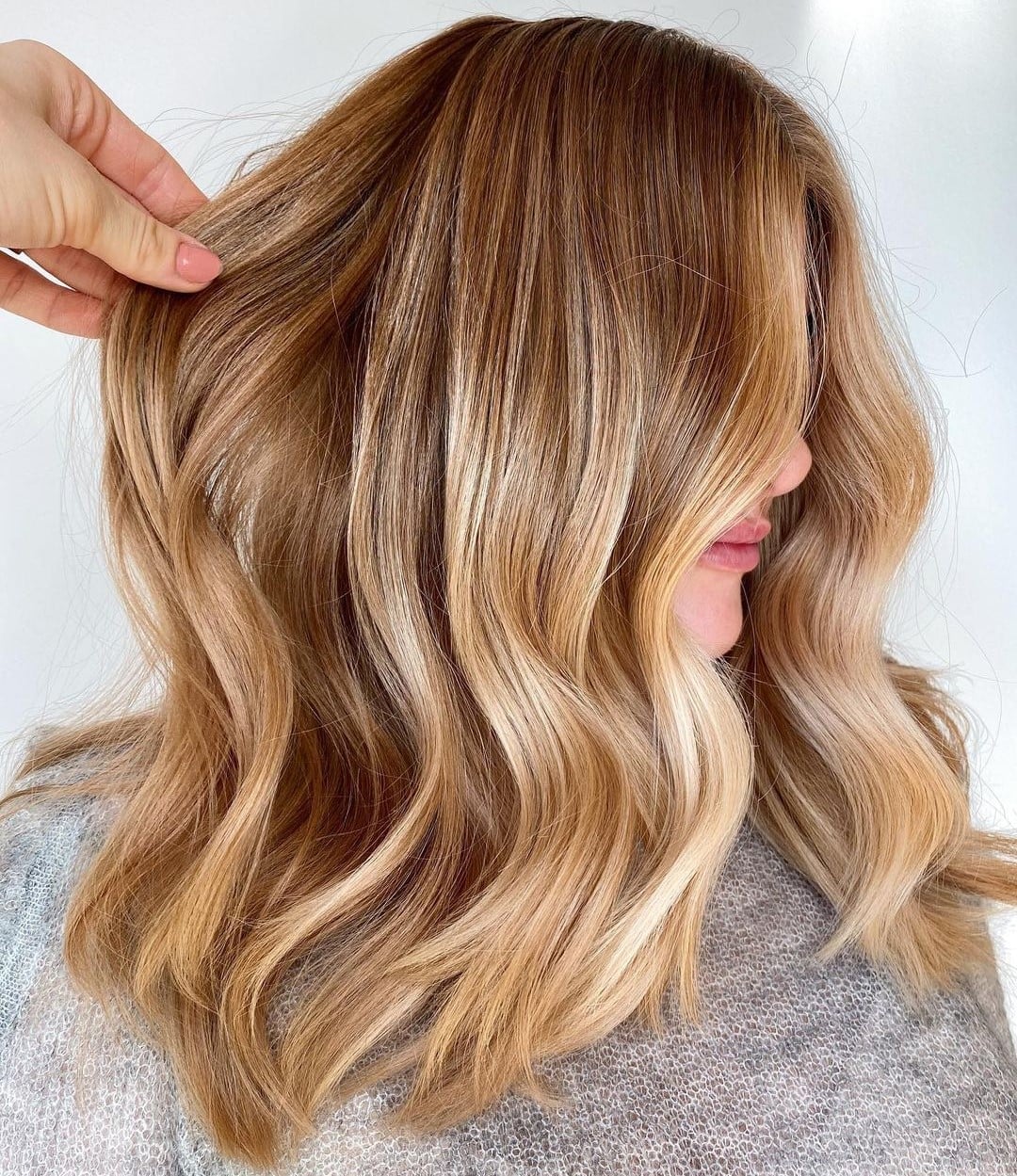 Collarbone Honey Blonde Balayage With Curtain Bangs — Trendy Golden Blonde