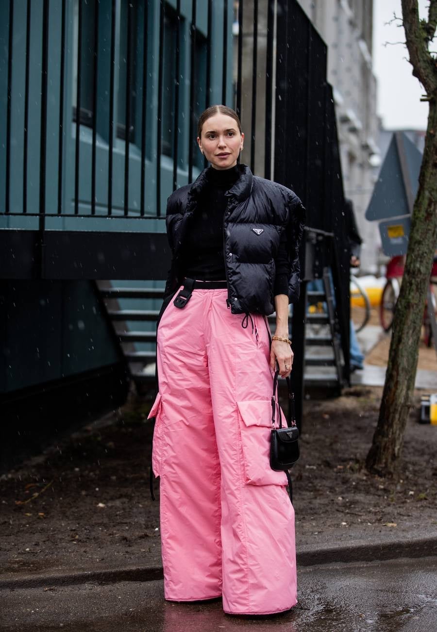 Black Turtleneck with Pink Cargo Pants Black Turtleneck with Pink Cargo Pants — Trendy Gorpcore Outfits