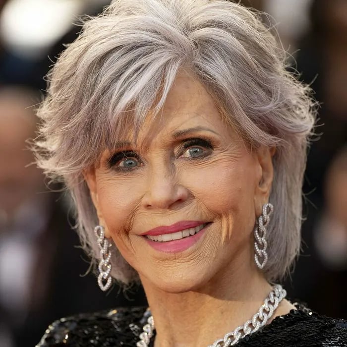 Shaggy Chin Length Gray Lowlights Shaggy Chin Length Gray Lowlights — Trendy Gray Hair Color